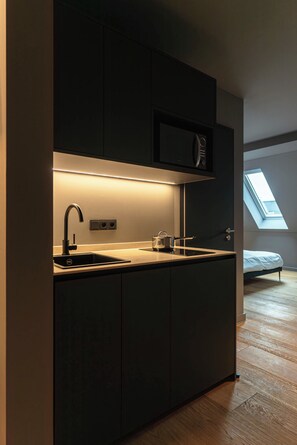 Studio | Private kitchen | Fridge, microwave, stovetop, espresso maker - Conlon House Central (Munich)