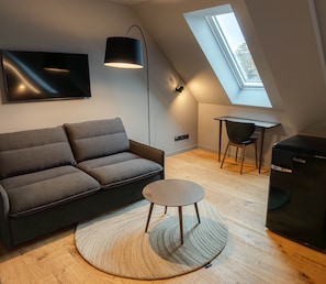 Studio | Living area | 43-inch Smart TV with cable channels, TV - Conlon House Central (Munich)