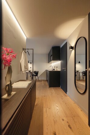 Une salle de bain moderne avec un meuble-lavabo en bois, un miroir et un porte-serviettes.