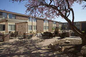 Outdoor dining - Dakotah Lodge (Sioux Falls)