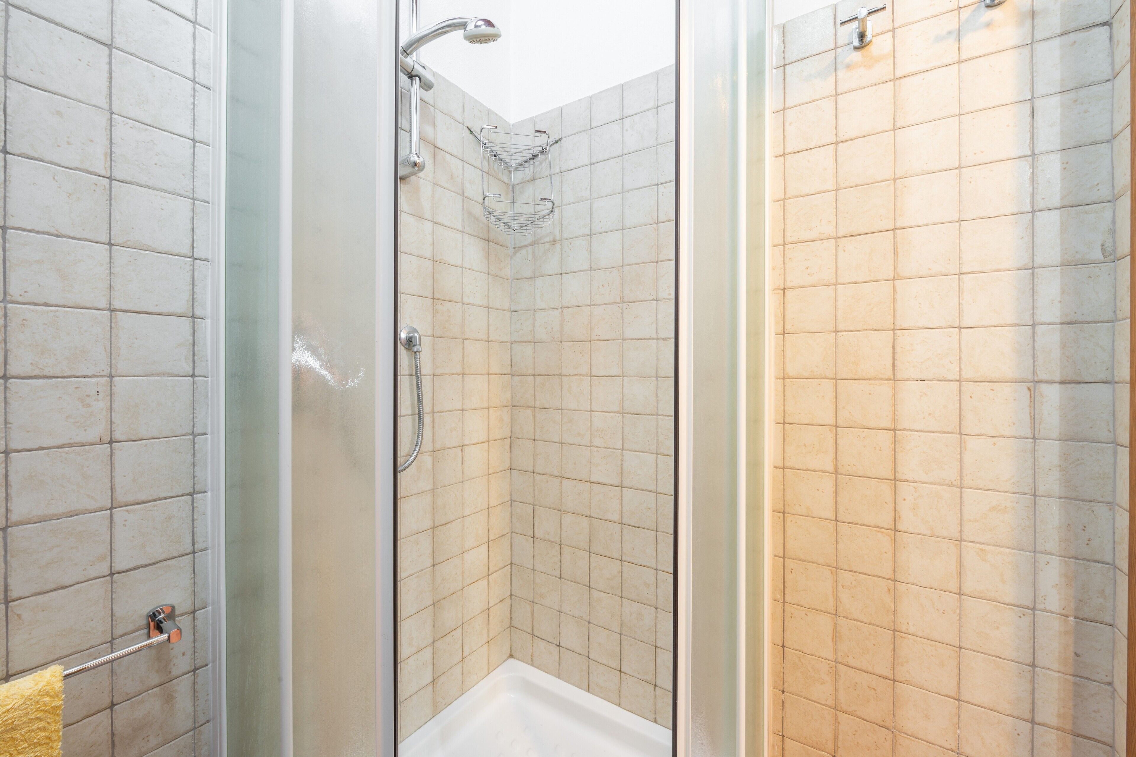 Dusche, Haartrockner, Handtücher