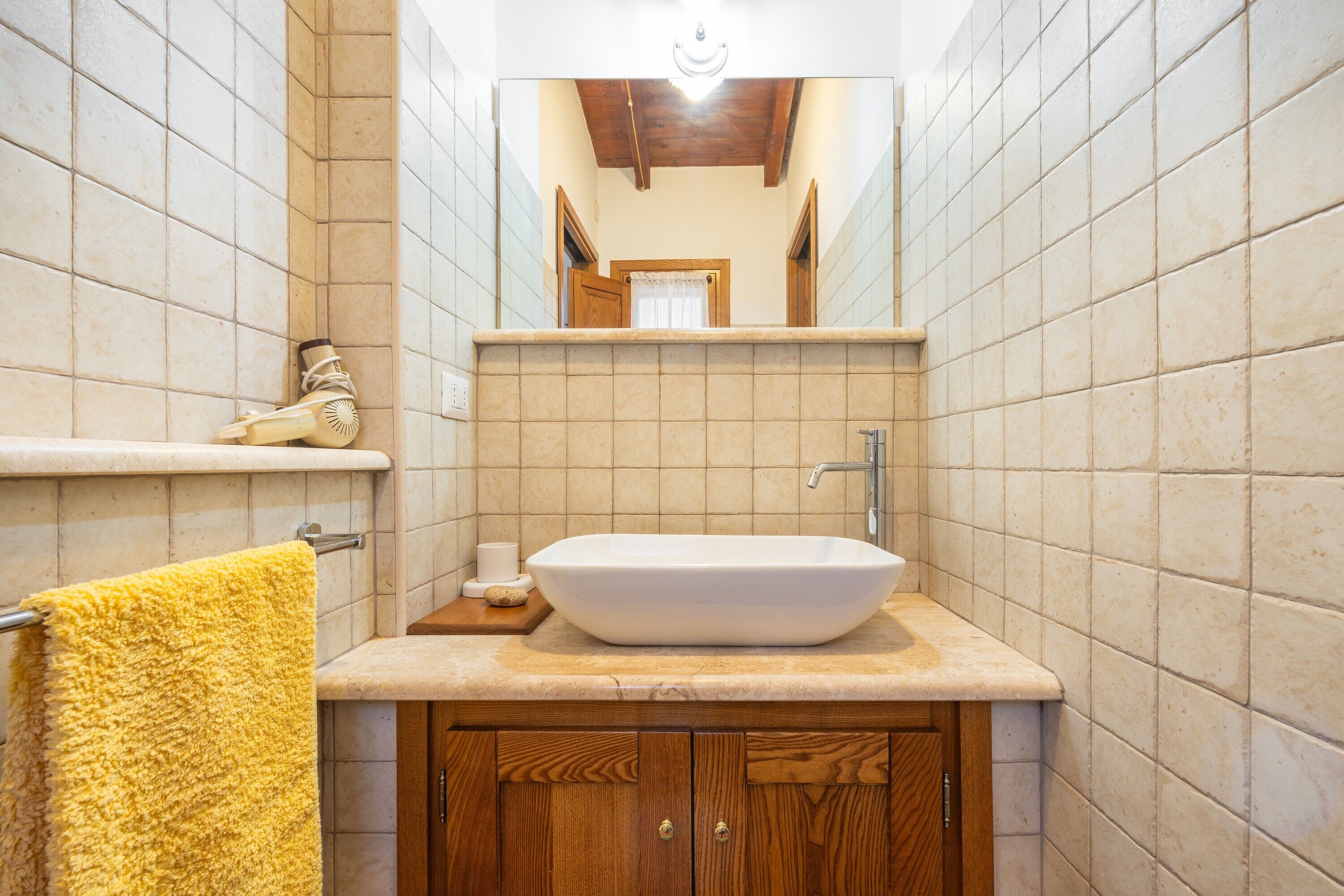 Douche, sèche-cheveux, serviettes fournies