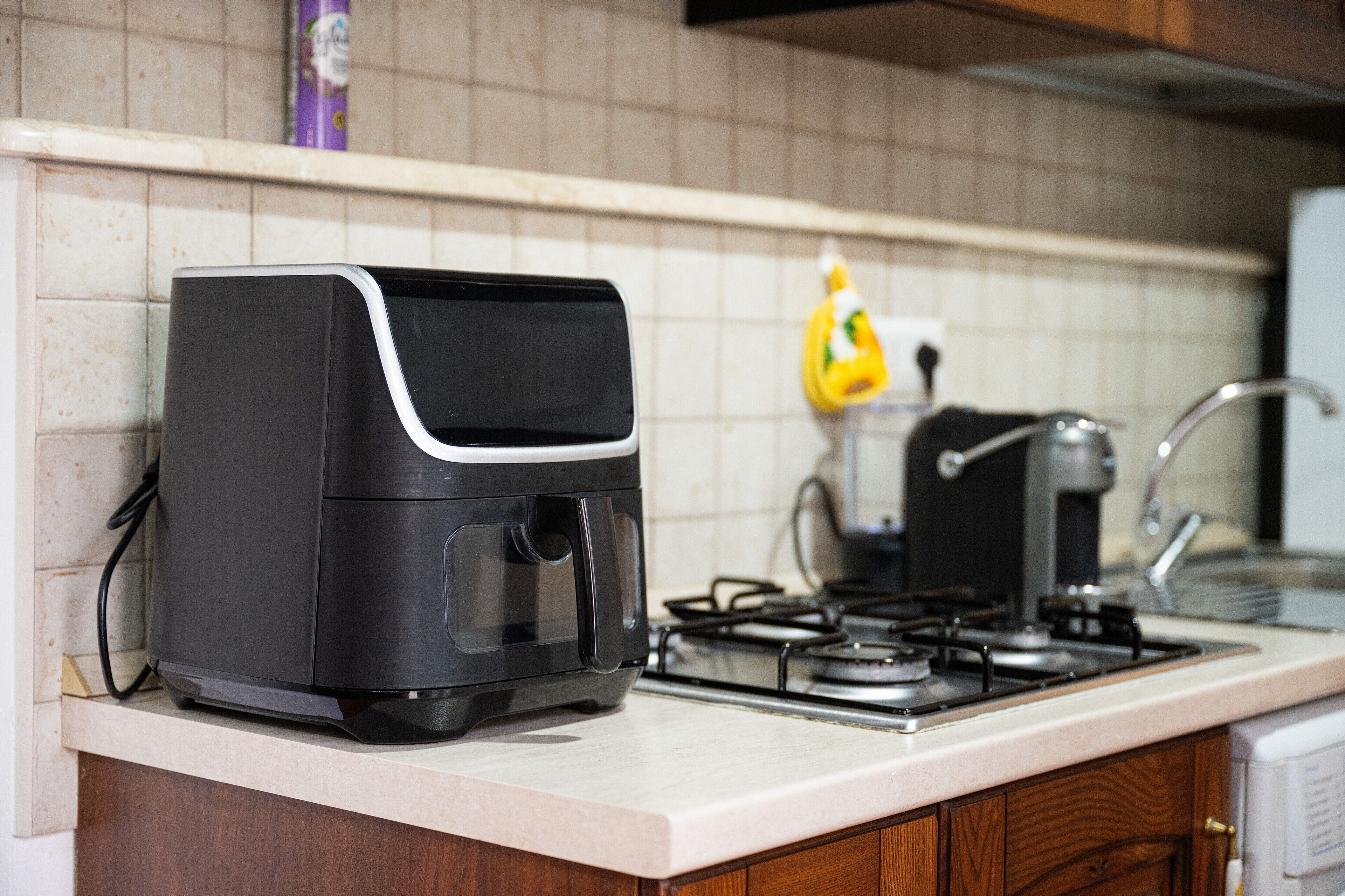 Kühlschrank, Mikrowelle, Herdplatte, Wasserkocher mit Kaffee-/Teezubehör