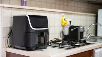 Kühlschrank, Mikrowelle, Herdplatte, Wasserkocher mit Kaffee-/Teezubehör