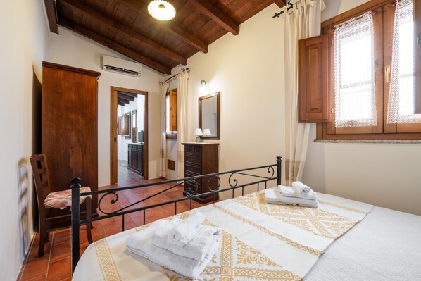 Iron/ironing board, bed sheets