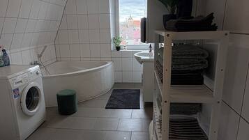 Baignoire à jets, sèche-cheveux, serviettes fournies, papier toilette