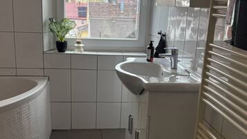 Baignoire Ă jets, sĂšche-cheveux, serviettes fournies, papier toilette