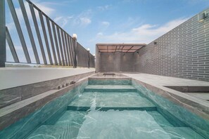 Outdoor spa tub - Yeon Hwa Moon Hotel (Incheon)