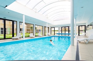 Una piscina cubierta