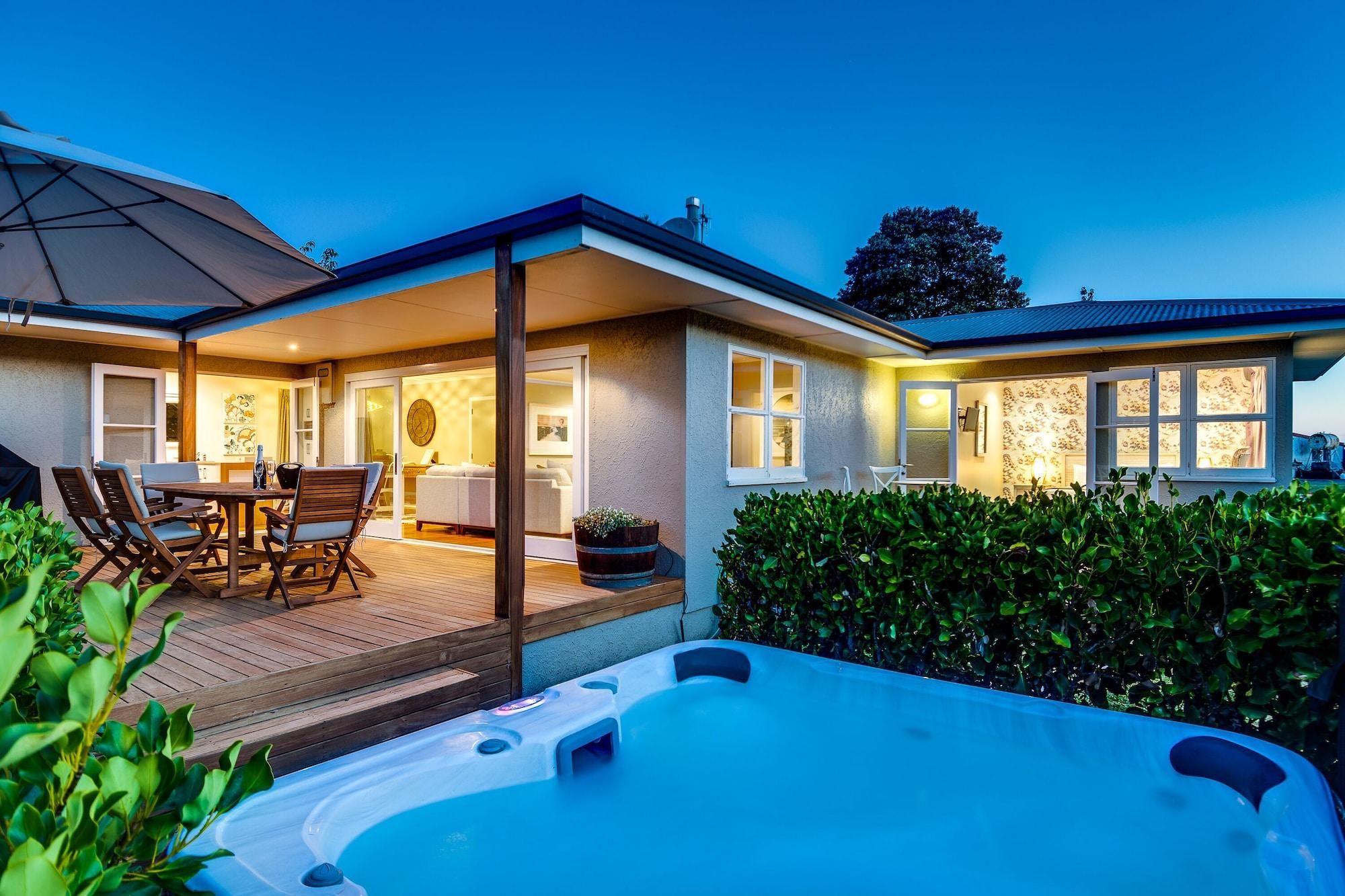 Una casa moderna con patio, jacuzzi e interior bien iluminado.