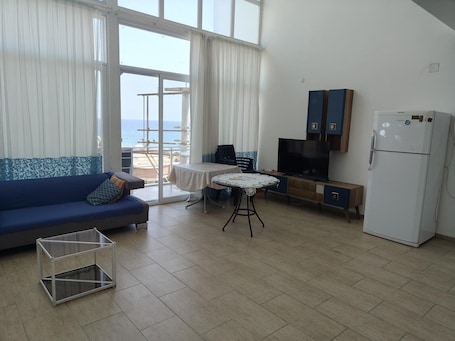 Living area. 2-bedroom apartment in perfect Erdemli with air conditioning