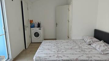 2 habitaciones, tabla de planchar con plancha y ropa de cama