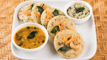 Desayuno continental diario (INR 200 por persona)