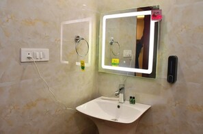 Habitación doble | Baño | Regadera, toallas, jabón, shampoo 