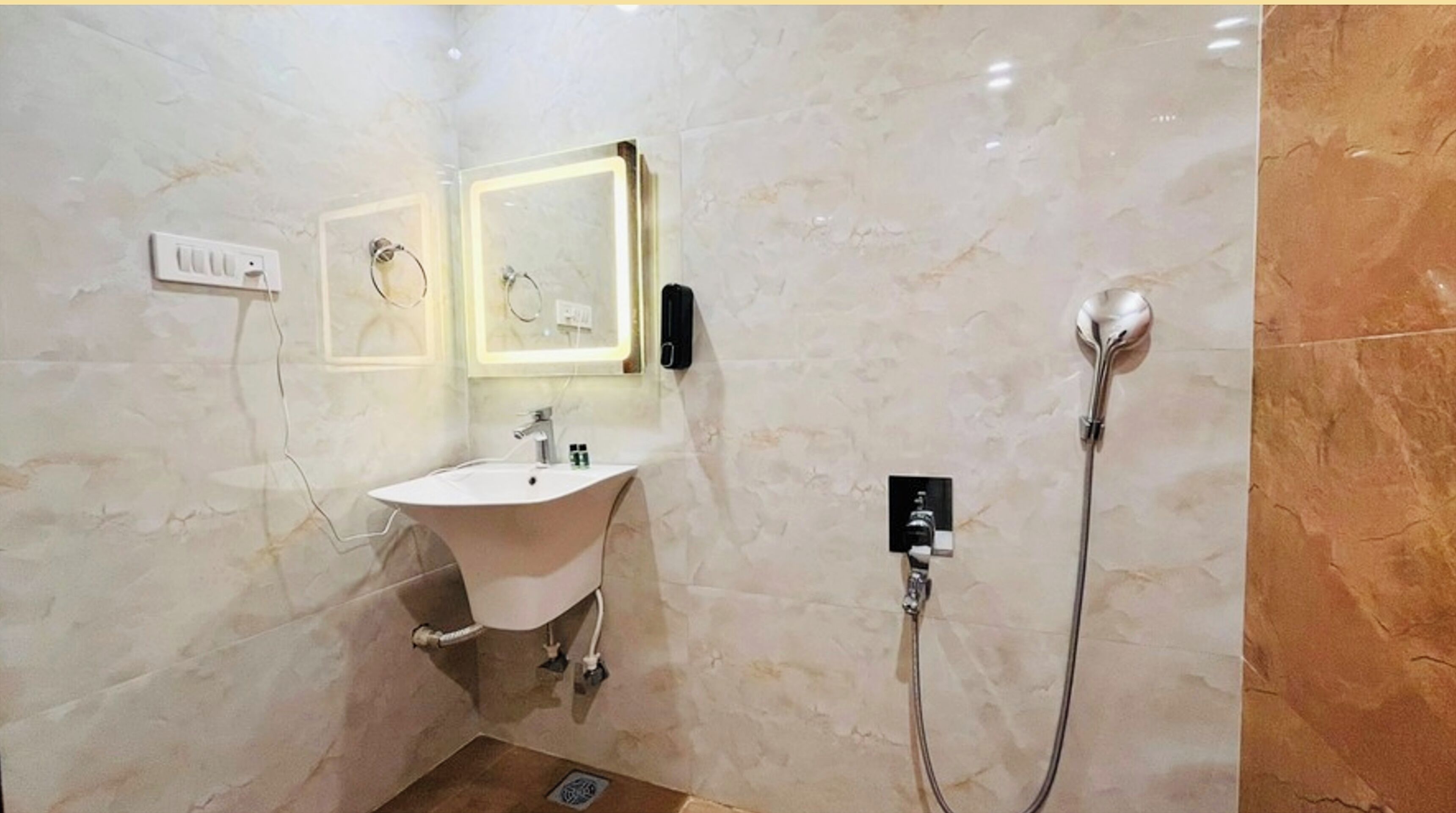 Habitación Deluxe doble, Aire acondicionado | Baño | Ducha, cabezal de ducha tipo lluvia, zapatillas y toallas