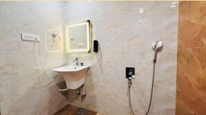 Habitación Deluxe doble, Aire acondicionado | Baño | Ducha, cabezal de ducha tipo lluvia, zapatillas y toallas