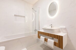 Shower, hair dryer, bidet, towels - Correeira Luxury Residence B (Albufeira)