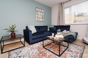 Living area - Cozy Property, Sleeps 8 ,Large Driveway and large Garden (Nantgarw)