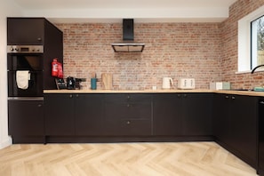 Private kitchen - Cozy Property, Sleeps 8 ,Large Driveway and large Garden (Nantgarw)