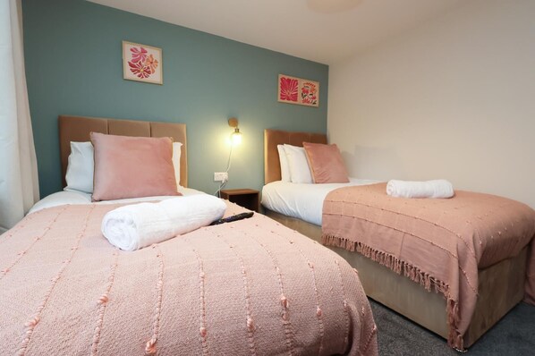3 bedrooms, iron/ironing board, internet, bed sheets