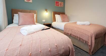 Cozy Property, Sleeps 8 ,Large Driveway and large Garden