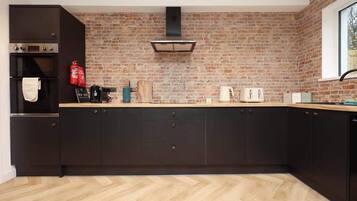 Coffee/tea maker, fridge, microwave, oven