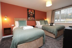 3 bedrooms, iron/ironing board, internet, bed sheets