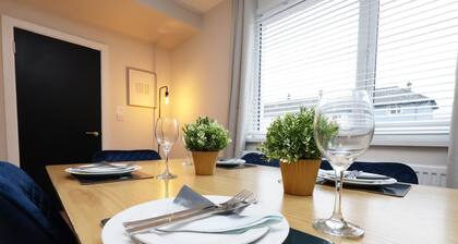 Cozy Property, Sleeps 8 ,Large Driveway and large Garden