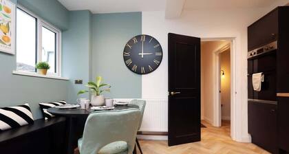Sleeps8/Huge Driveway & Garden
