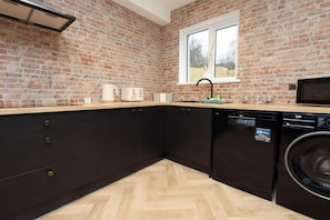 Private kitchen - Cozy Property, Sleeps 8 ,Large Driveway and large Garden (Nantgarw)