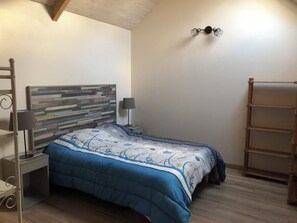 1 bedroom, bed sheets - Breton farmhouse, many hiking trails, with the Emerald Coast 1/2h away (Saint Glen)