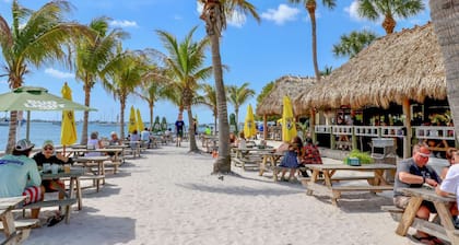 New 3BR , Heated Pool , 5 Min to Siesta