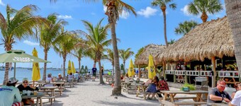 New 3BR , Heated Pool , 5 Min to Siesta