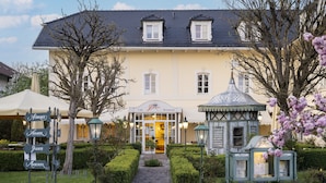 Um edifício com café e restaurante chamados 'Gehlenhof' na entrada.