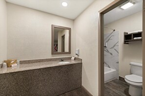 Bathroom - Econo Lodge Nacogdoches (Nacogdoches)