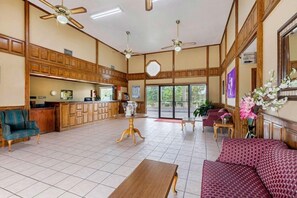 Lobby - Econo Lodge Nacogdoches (Nacogdoches)