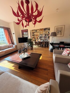 TV - Chic and spacious haven of calm in Neuilly (Neuilly-sur-Seine)