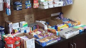 Una sección de snacks y artículos de aseo con diversos productos envasados y para el cuidado personal.