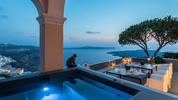 Un'elegante area esterna con idromassaggio, con vista su una splendida costa.