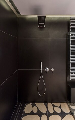 Shower, hair dryer, towels, soap - Coat of Arms Mansion (Fira)