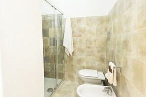 Douche, sèche-cheveux, bidet, serviettes fournies