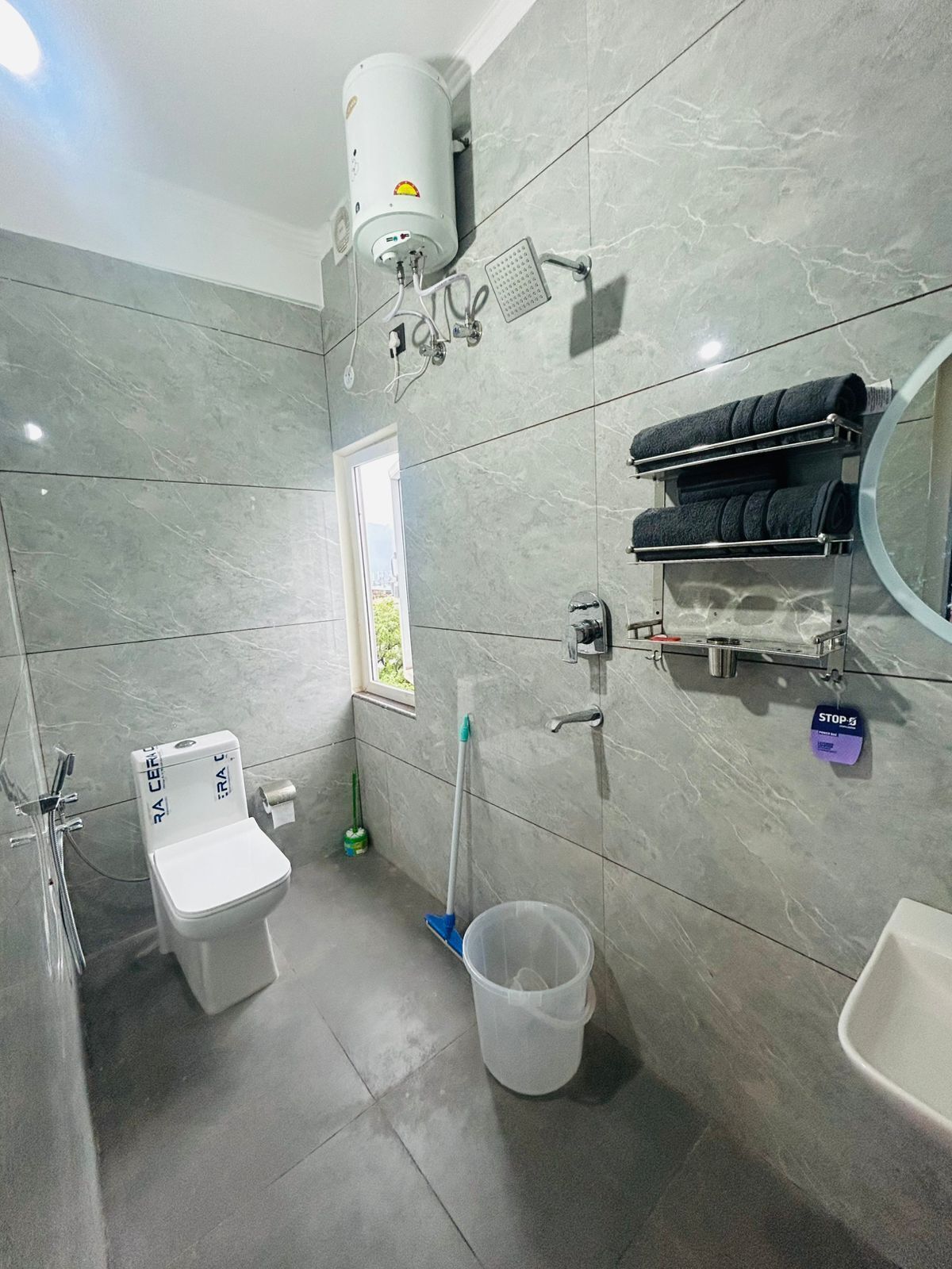 Habitación estándar doble | Baño | Ducha, artículos de higiene personal gratuitos y toallas
