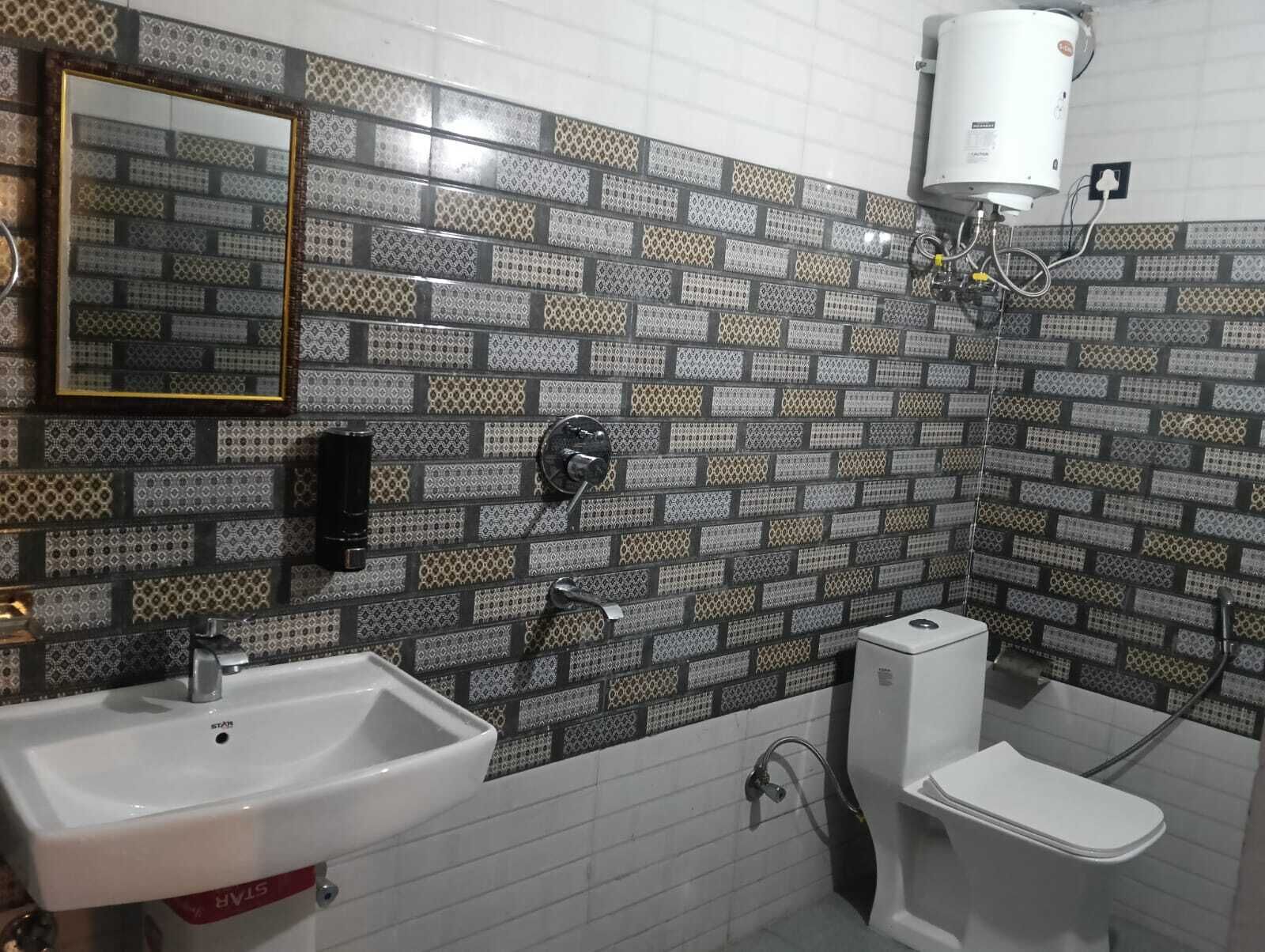 Standard Twin Room | Bathroom | Shower, free toiletries, towels