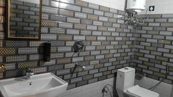 Standard Twin Room | Bathroom | Shower, free toiletries, towels