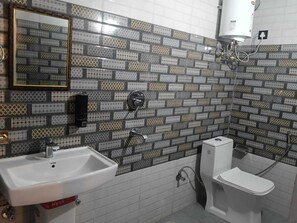 Standard Twin Room | Bathroom | Shower, free toiletries, towels - La Casa Bonita (Rishikesh)