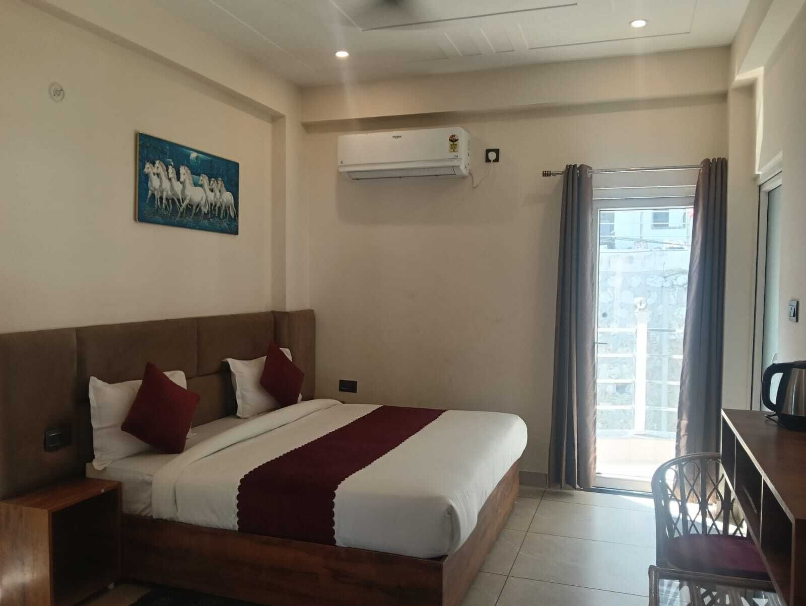 Deluxe Room | Desk, free WiFi