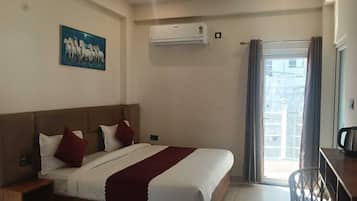 Deluxe Room | Desk, free WiFi