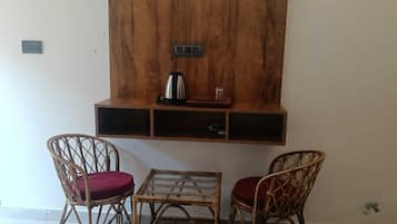 Deluxe Room | Desk, free WiFi