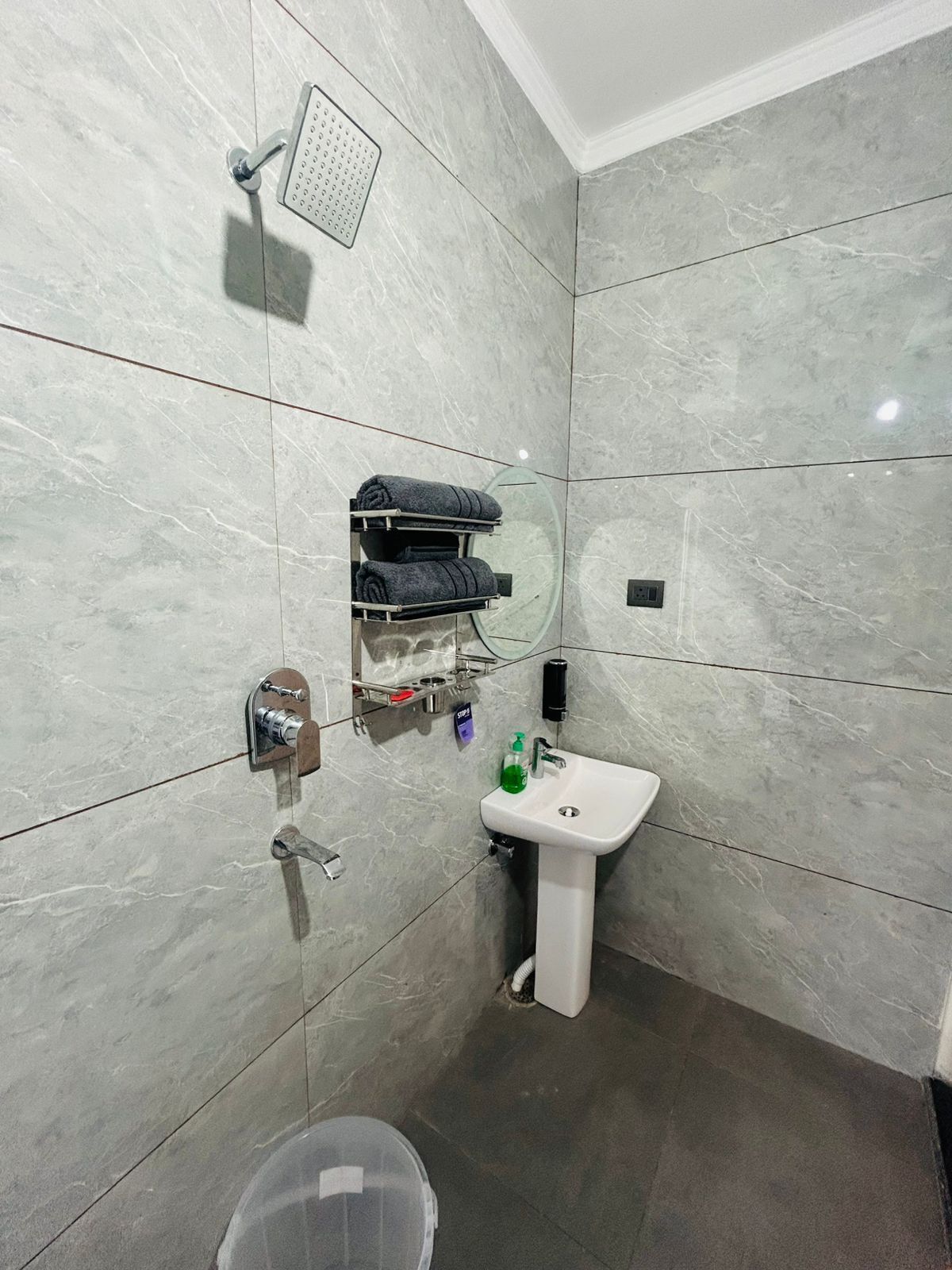 Ducha, artículos de tocador gratuitos, toallas