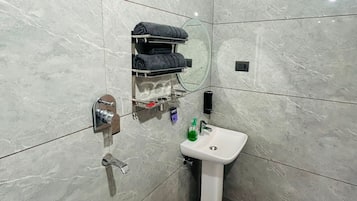 Ducha, artículos de tocador gratuitos, toallas